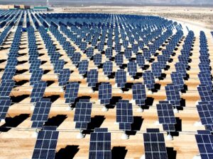 사막에 설치된 태양광 발전, 태양광 업체, 가정용 태양광, 태양광, 지붕 임대, 지붕 대여